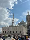 Posjetila glasovitu Plavu džamiju, ime je dobila po tisućama plavih pločica koje ukrašavaju njezinu unutrašnjost, dok njezinih šest minareta stvara glasovitu panoramu grada