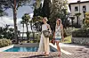 Barbara nosi: Ceker Twinset / Sandale Bottega dell‘ Artigiano / Marama Coccinelle / Naušnice Tory Burch / Kombinezon Twinset / Narukvice Karl Lagerfeld Martina nosi: Torbica Tory Burch / Espadrile Tory Burch / Naušnice Tory Burch / Narukvica Coccinelle / Narukvica Marc Jacobs / Šešir Coccinelle / Top Twinset / Suknja Twinset