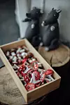 Svaka je prošla kroz Jasminine ruke, od modeliranja i bojenja do glaziranja, a zatim su tri puta bile pečene