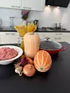 Osnovne namirnice za pripremu pečenih purećih okruglica s povrtnim umakom