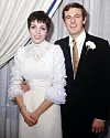 Liza Minnelli sa svojim prvim suprugom, australskim glumcem Peterom Allenom na njihovu vjenčanju, 3. ožujka 1967.