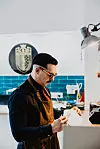 Nakon završene optičke srednje škole i studija optometrije u Rijeci, svoje je obrazovanje nastavio kroz magistarski program na prestižnom fakultetu Aalen University u Njemačkoj