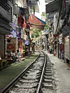 'Željeznička pruga prolazi gotovo između kuća, a uz nju su mali kafići', opisuje poznati ‘Train Street‘