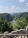 ”Ujutro sam bila u Hanoiju, među tisućama skutera i ljudima koji kuhaju na ulici, nekoliko sati kasnije plovila sam između planina,a predvečer stajala na vrhu stijene i gledala nestvaran krajolik”