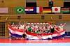 Hrvatska reprezentacija rukometaša gluhih u sportskoj dvorani drži hrvatske zastave i slavi zlatnu medalju.