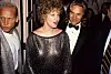 Don Johnson u smokingu i Melanie Griffith u sjajnom crnom topu na večernjem događanju.