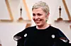 Olivia Colman s kratkom plavom kosom u crnoj haljini na dodjeli Oscara u Hollywoodu.