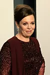 Olivia Colman u tamnocrvenoj svjetlucavoj haljini pozira na Vanity Fair Oscar Partyju u Beverly Hillsu.