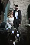 Petar Grašo u crnom odijelu i Hana Huljić u bijeloj vjenčanici ispred crkve u Splitu.