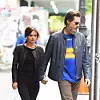 Jim Carrey u kožnoj jakni i Cathriona White u crnoj odjeći drže se za ruke na ulici Manhattana.