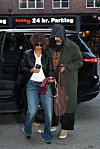 Halle Berry u kožnoj jakni i trapericama uz Van Hunta ispred crnog automobila u New Yorku.