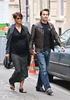 Trudna Halle Berry u crnoj haljini i Olivier Martinez u kožnoj jakni hodaju pariškom ulicom.