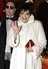 Jednom diva, uvijek diva: Liza Minnelli pozdravlja obožavatelje na premijeri mjuzikla ‘Titanic‘ u kazalištu ‘Neue Flora‘ u Hamburgu