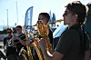 Član benda Promaja u crnoj majici svira veliki limeni instrument uz splitsku Rivu.
