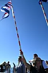 Publika u Splitu prati Mrdujsku regatu dok se iznad nje vijore zastave na plavom nebu.