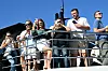 Gledatelji u ležernoj odjeći stoje uz ogradu broda i promatraju Mrdujsku regatu u Splitu.