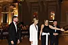 Princeza Charlène od Monaka u bijelom odijelu stoji s gostima ispred Casina de Monte-Carlo.