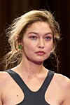 Gigi Hadid u crnom topu i zelenoj naušnici na reviji Miu Miu u Parizu.