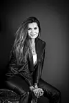 Martina Validzic sjedi i pozira u crnoj kožnoj odjeći u restoranu Eateria.