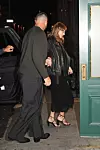 Taylor Swift u crnoj kožnoj jakni i haljini te Travis Kelce ulaze u restoran Torrisi u New Yorku.