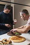 Tihomir Hojsak i Filip Novosel u kuhinji pripremaju steak uz salatu i priloge.