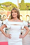 Jane Seymour u bijeloj haljini s volanima pozira na crvenom tepihu festivala Filming Italy 2025.