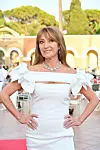 Jane Seymour u bijeloj haljini s volanima pozira na crvenom tepihu festivala Filming Italy 2025.