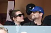 Charlotte Casiraghi sa sunčanim naočalama i Nicolas Mathieu s plavom kapom na tribinama teniskog turnira u Monaku
