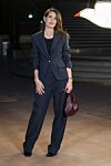 Charlotte Casiraghi u tamnoplavom odijelu i s bordo torbom pozira na Chanelovu photocallu u Parizu.