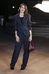 Charlotte Casiraghi u tamnoplavom odijelu i s bordo torbom pozira na Chanelovu photocallu u Parizu.