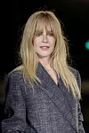 Nicole Kidman u sivom teksturiranom sakou s dugom plavom kosom pozira na Chanelovu događanju u Parizu.