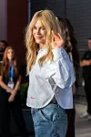 Nicole Kidman u svijetloplavoj prugastoj košulji i trapericama pozira na plavom tepihu u New Yorku.