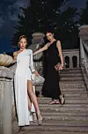 Martina nosi: Haljina Twinset / Torbica Themoiré / Sandale Loriblu / Naušnice Marc Jacobs , Narukvica Karl Lagerfeld Barbara nosi: Torbica Twinset / Sandale Soleae / Naušnice Marc Jacobs / Narukvice Marc Jacobs / Haljina Twinset