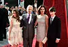 Michael Douglas u odijelu sa suprugom Catherine Zeta-Jones i djecom Dylanom i Carys na crvenom tepihu.