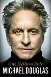 Michael Douglas u krupnom portretu, s prosijedom kosom i crnom dolčevitom na tamnoj pozadini.