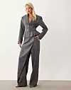 ASOS LUXE sako - 138,99 eura; hlače - 108,99 eura