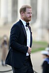 Vojvoda od Sussexa u tamnom odijelu i bijeloj košulji stiže na gala večeru u Greenwichu.