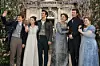 Will Tilston, Polly Walker, Florence Hunt, Luke Thompson, Ruth Gemmell, Luke Newton i Nicola Coughlan poziraju u kostimima.