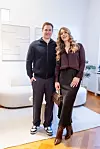Filip Zubčić u crnoj trenirci i Tamara Zubčić u tamnoj odjeći poziraju u pilates centru Lavu.