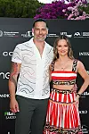 Joe Manganiello u bijeloj košulji i Caitlin O'Connor u crveno-bijeloj haljini na crvenom tepihu.