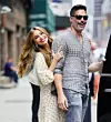 Sofia Vergara u cvjetnoj haljini grli Joea Manganiella u sivom džemperu na ulici u New Yorku.