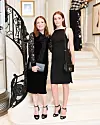 Julianne Moore i Liv Freundlich u crnim elegantnim kombinacijama poziraju na stubištu prije revije Ralph Lauren.