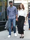 Julianne Moore u bijeloj košulji i Bart Freundlich u plavoj košulji hodaju držeći se za ruke u New Yorku.