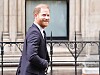 Princ Harry u tamnom odijelu ispred Kraljevskog suda pravde u Londonu