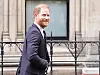 Princ Harry u tamnom odijelu ispred Kraljevskog suda pravde u Londonu