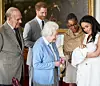 Meghan Markle drži sina Archieja uz princa Harryja, kraljicu Elizabetu II. i obitelj u Windsoru.