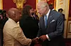 Kralj Charles III. u prugastom odijelu pozdravlja barunicu Doreen Lawrence u palači St James’s.
