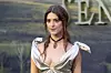Daisy Edgar-Jones u srebrnoj drapiranoj haljini na crvenom tepihu premijere filma Sense and Sensibility.