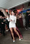 Maris Gavranić u bijeloj čipkastoj vjenčanici drži čašu šampanjca među gostima na zabavi.