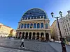 Prolaznik na gradskom trgu ispred povijesne zgrade sa staklenim lučnim krovom